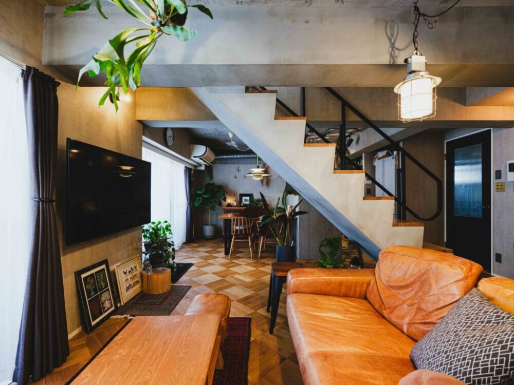 東京都 70平米台 【階段が光の架け橋になる。メゾネットがつなぐ「二層の暮らし」】