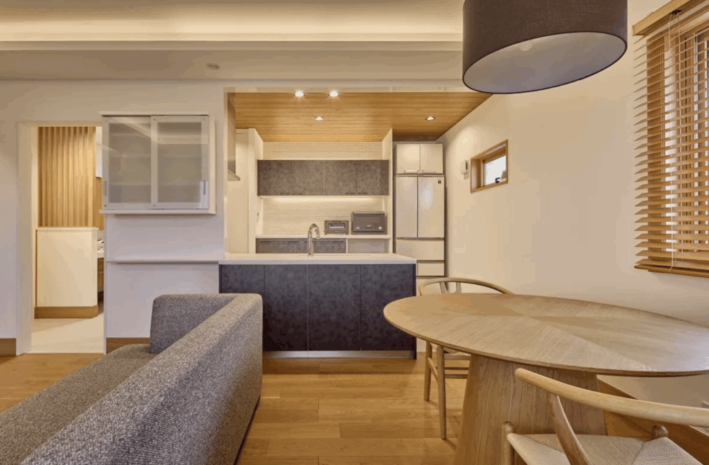 埼玉県所沢市にお住まいのH様邸では、2階をご子息夫婦のための独立した住まいとする二世帯住宅へのリノベーションを実施しました。