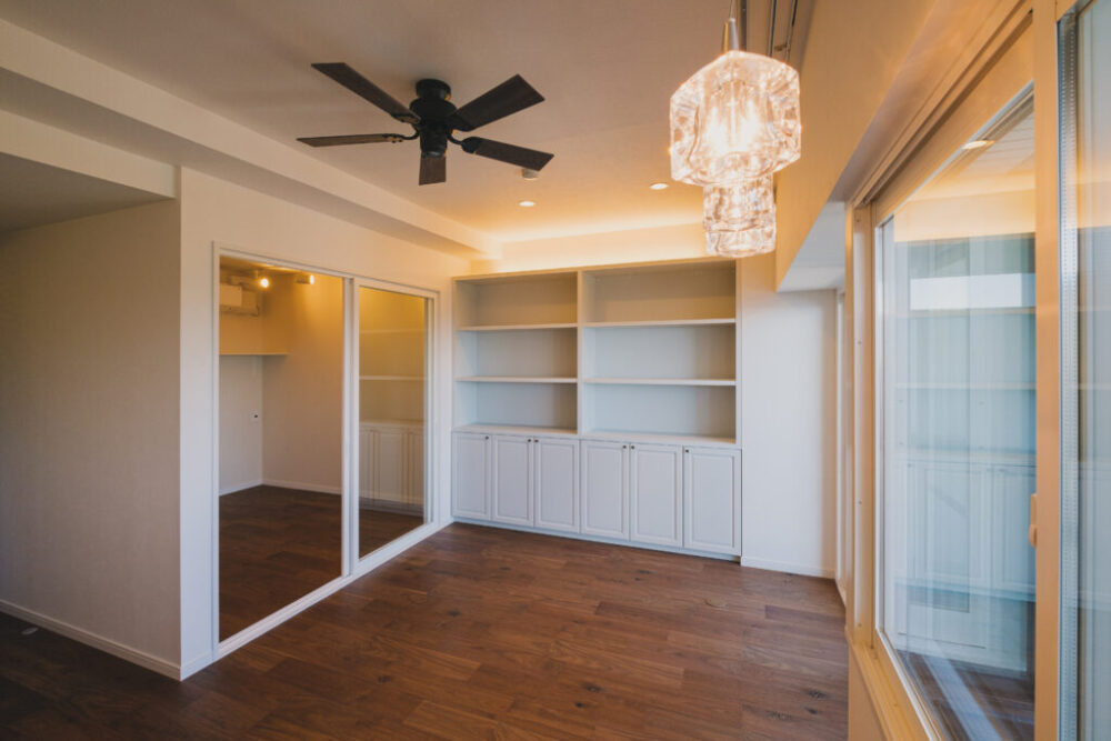 熱海市のマンションを、自然を活かした心地よい2LDK空間へとリノベーションした事例をご紹介します。