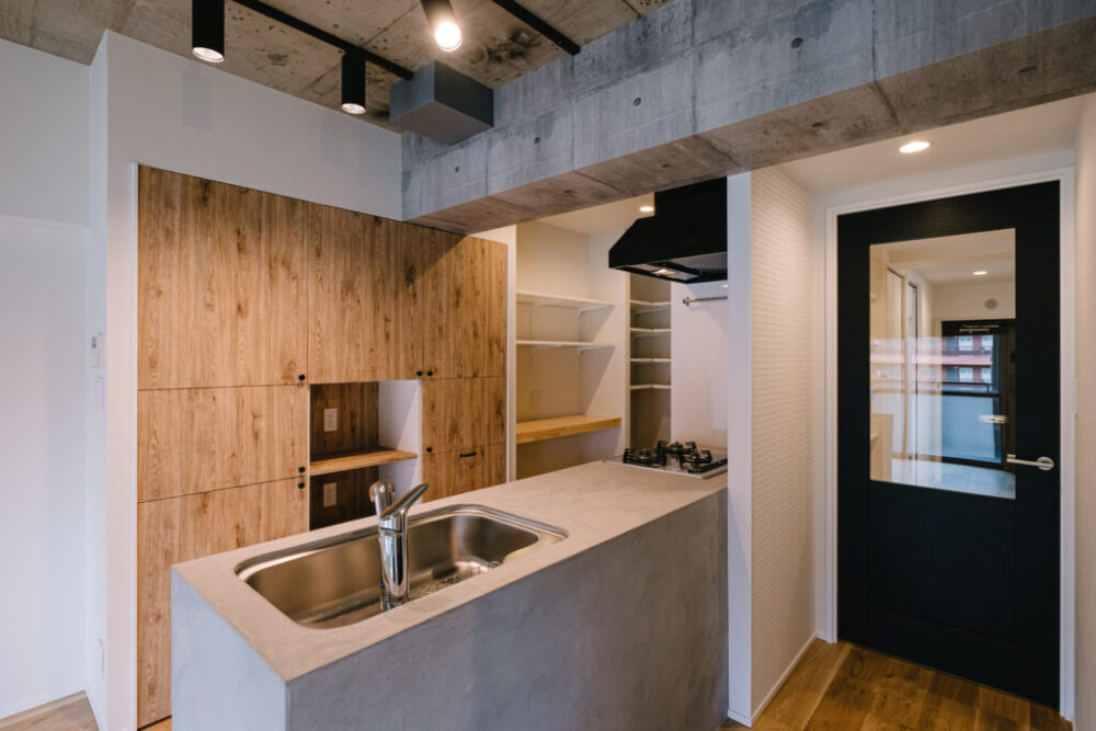 この事例では、モルタル仕上げのキッチンカウンターが、ひときわ目を惹く存在感を放っています。