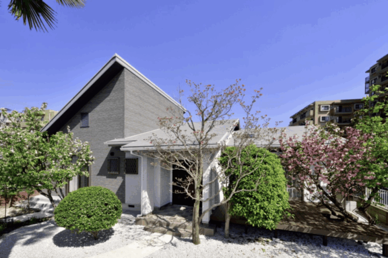 この事例は、思い出が詰まった築35年の2階建て住宅を解体せずにリフォームしたものです。