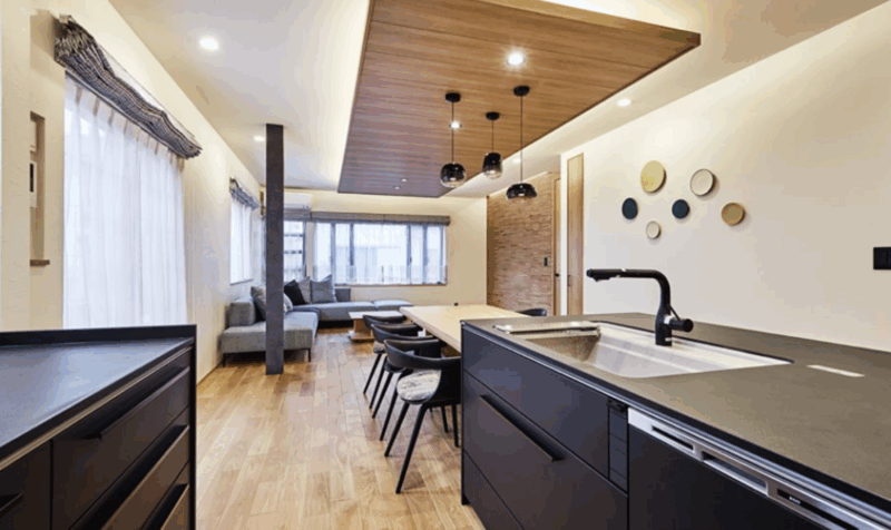 この事例は、オーク(ナラ)材を使用した築25年の戸建て住宅を、二世帯住宅として全面リフォームしたものです。