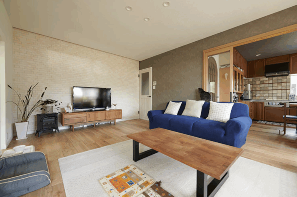 K様邸は築約40年の2×4住宅で、ご夫婦とお子様、10歳の犬が快適に暮らせる空間を目指してリフォームが行われました。